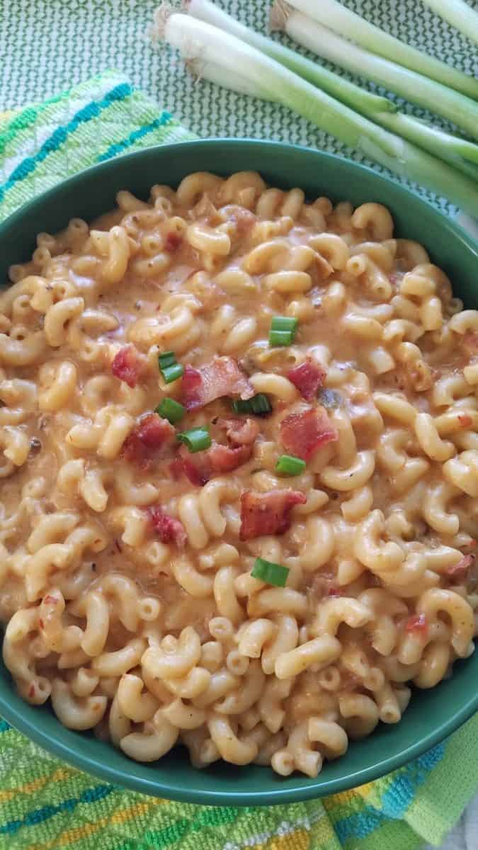 Plate serve with Mac and Cheese made with BUENO® salsa